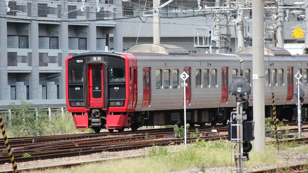 博多駅を出発したJR九州813系電車
