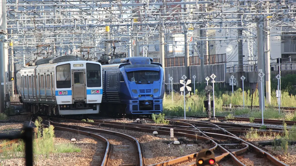 415 series 1500 train departing from Hakata Station