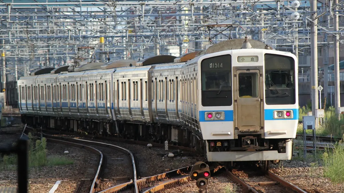 博多駅を出発した415系1500番台電車