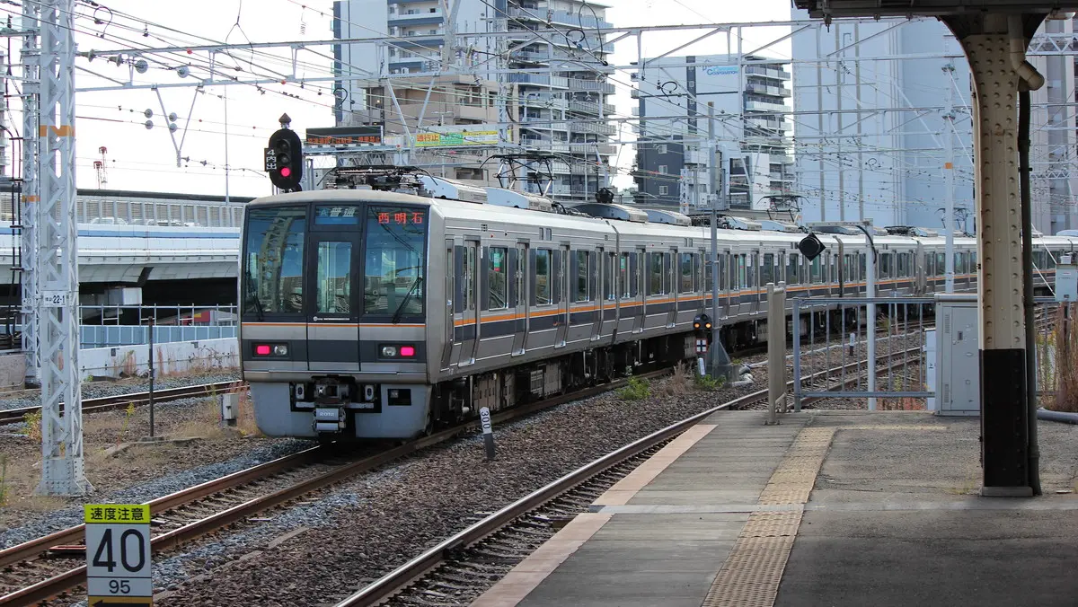 神戸駅を出発したJR神戸線207系電車