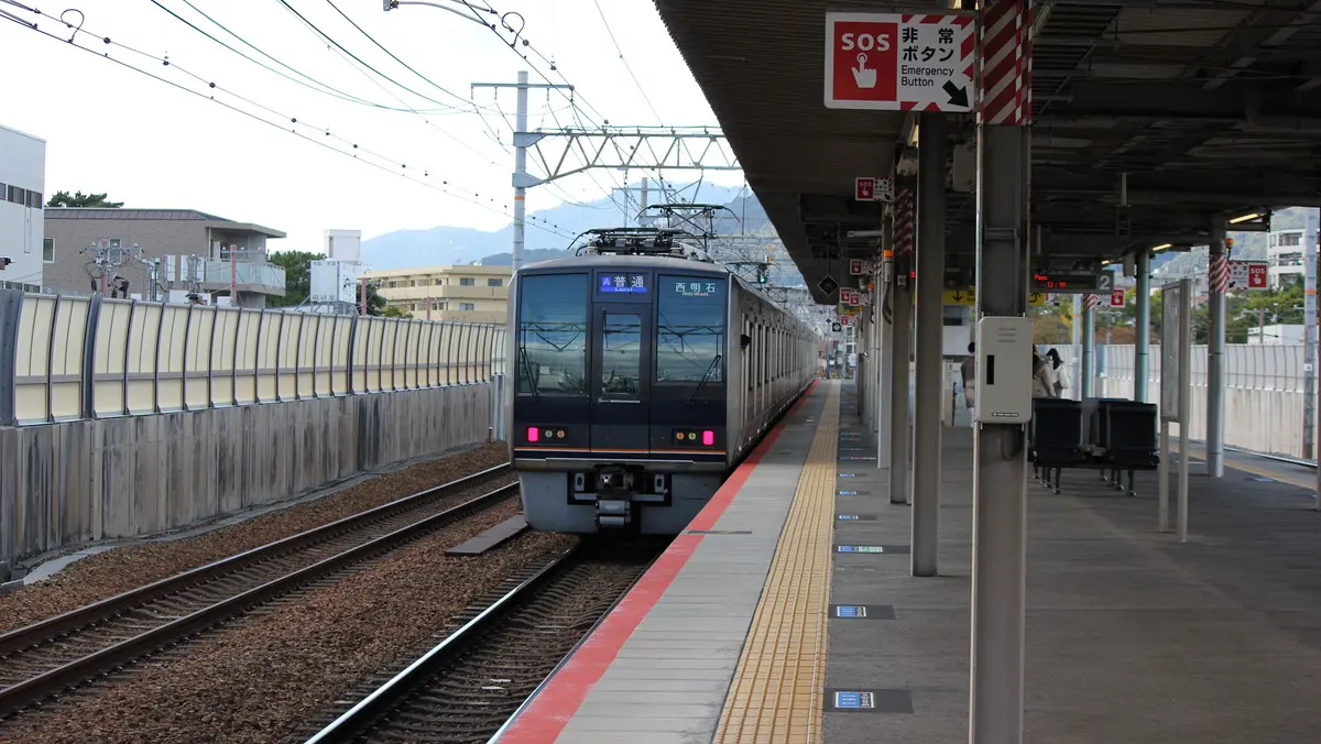 さくら夙川駅を出発するJR神戸線207系電車