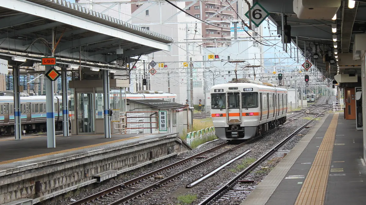 松本駅を出発した中央西線313系電車
