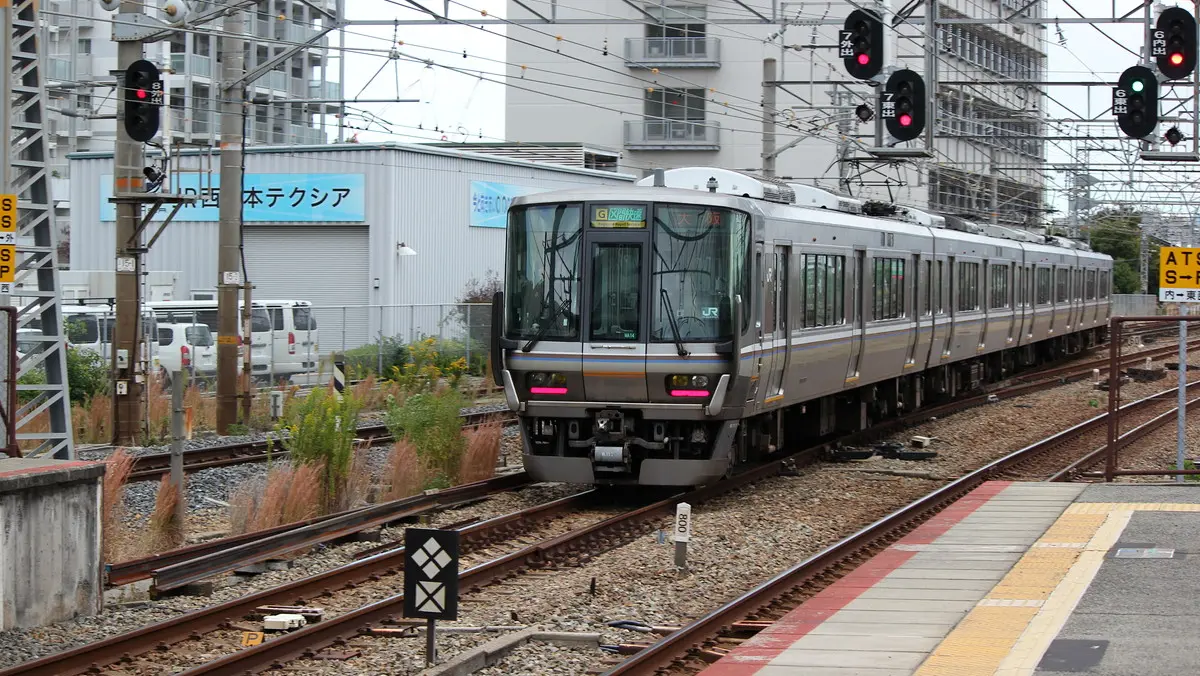 JR尼崎駅を出発したJR宝塚線223系電車