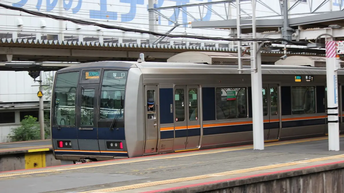 JR尼崎駅を出発するJR宝塚線207系電車