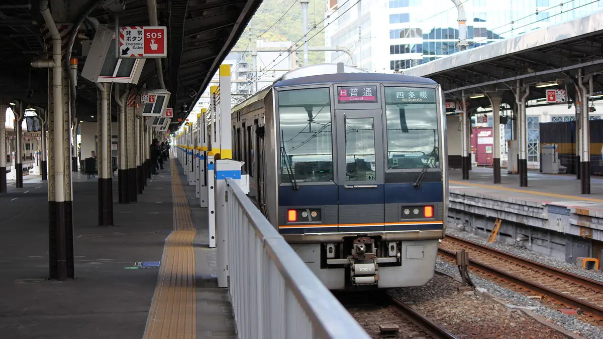 神戸駅に停車中のJR東西線直通の207系電車