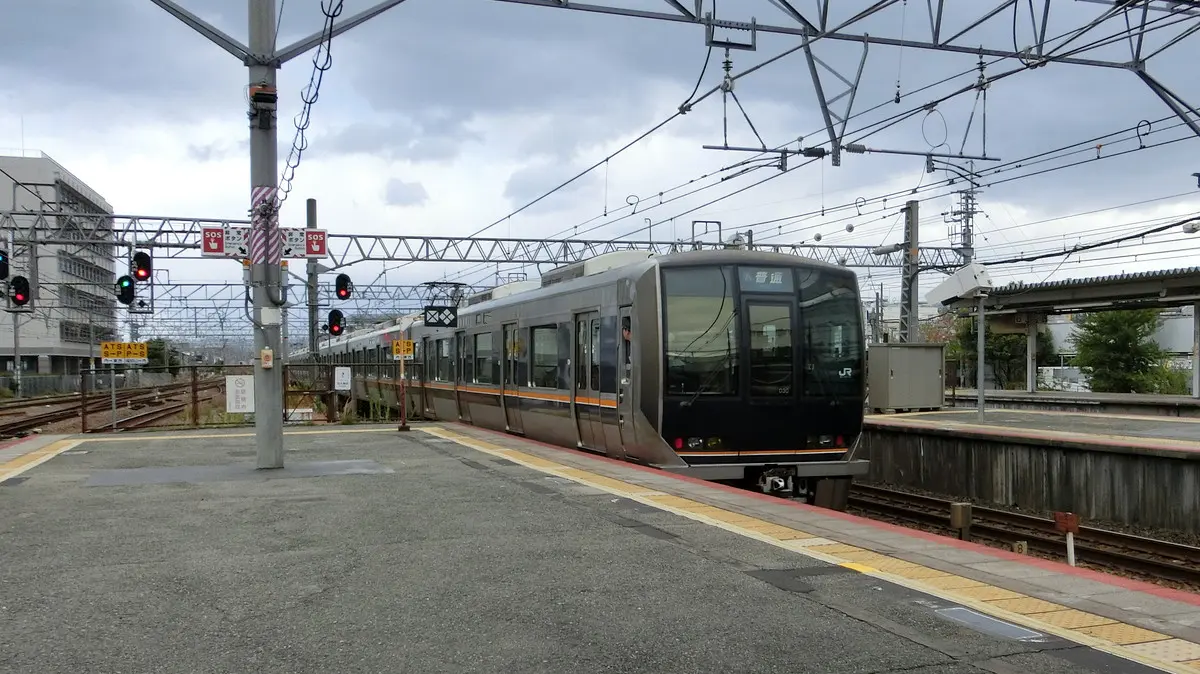JR尼崎駅を出発したJR東西線207系電車