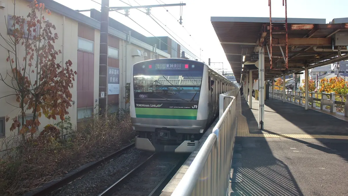 大口駅を出発するJR横浜線E233系電車