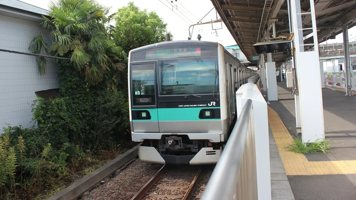 馬橋駅に停車中の常磐緩行線E233系2000番台電車