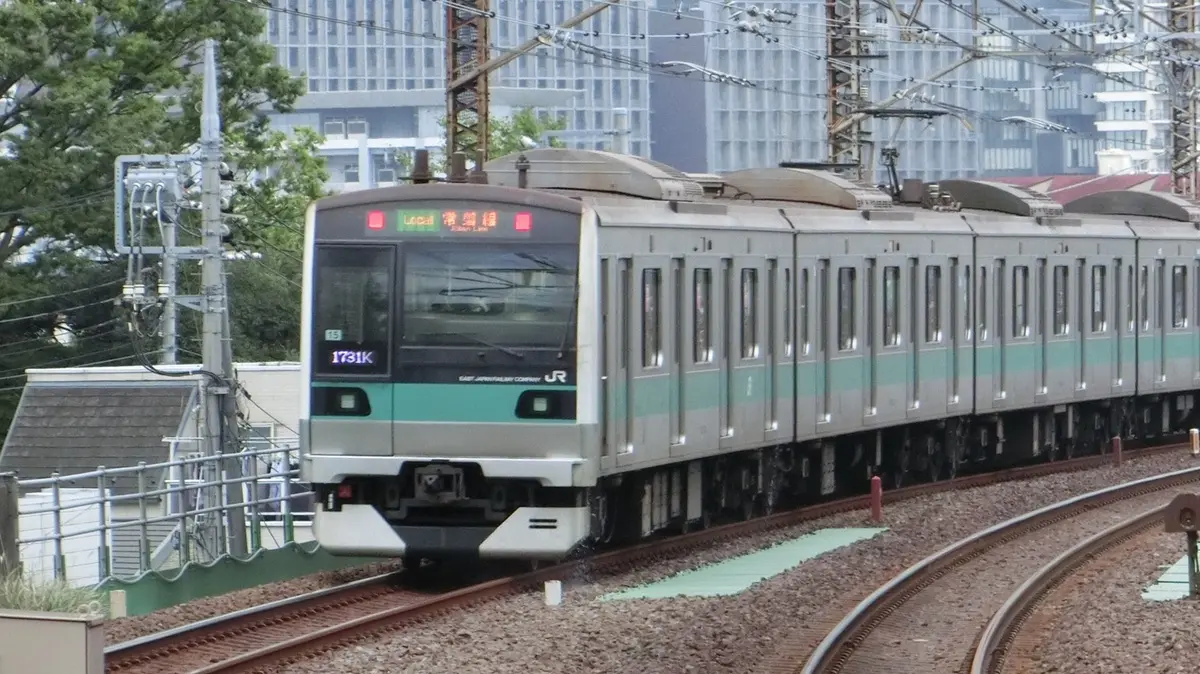 亀有駅を出発した常磐緩行線E233系2000番台電車