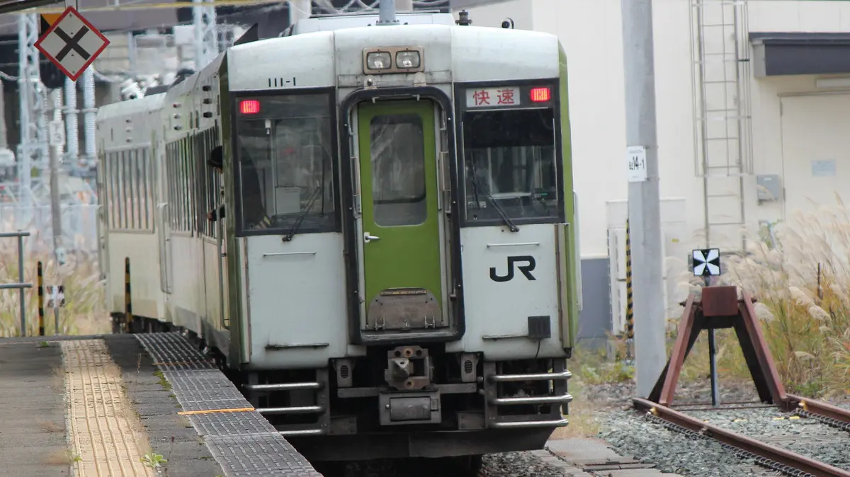 釜石線快速はまゆりキハ110系気動車が盛岡駅を出発