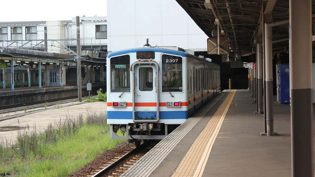 Kanto Railway Joso Line Kiha 2300 series arrives at Toride Station