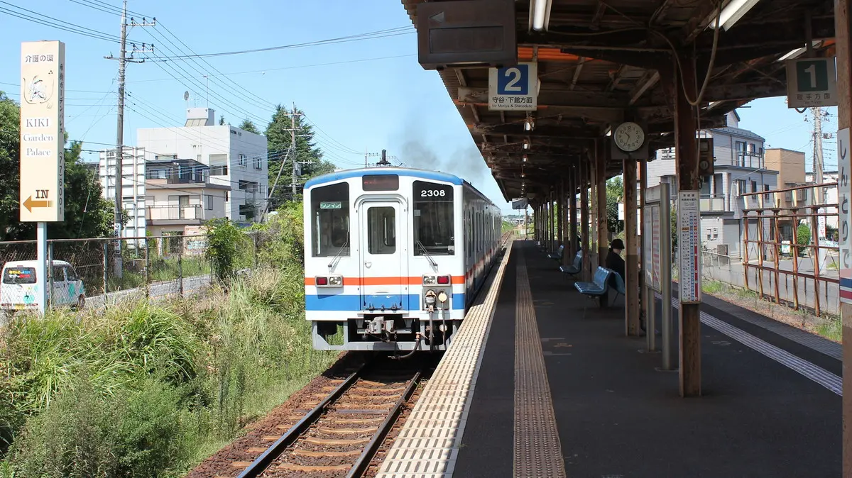 関東鉄道常総線キハ2300形が新取手駅を出発