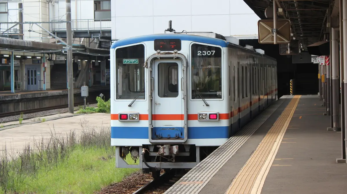 関東鉄道常総線キハ2300形が取手駅に到着