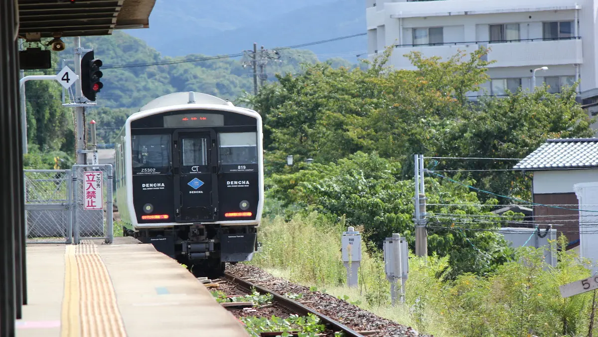 長者原駅を出発した香椎線BEC819系蓄電池車