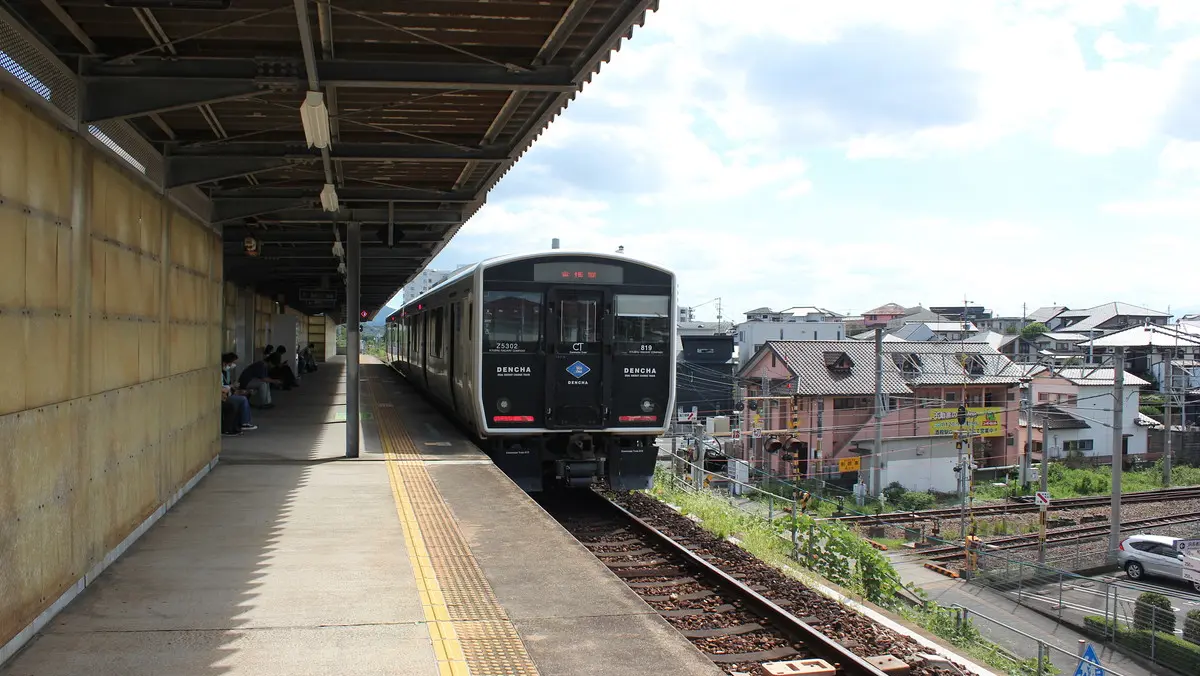 長者原駅に停車中の香椎線BEC819系蓄電池車