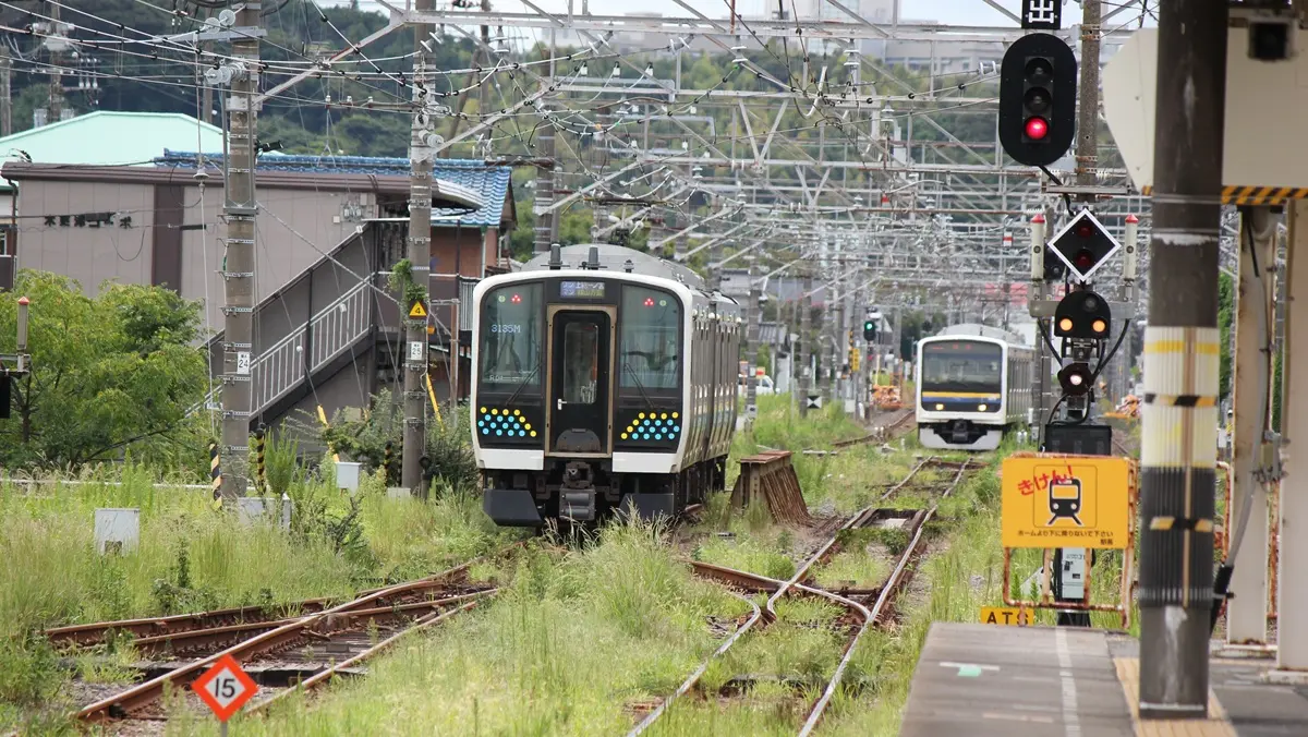 鹿島線E131系電車と同型の電車が木更津駅を出発