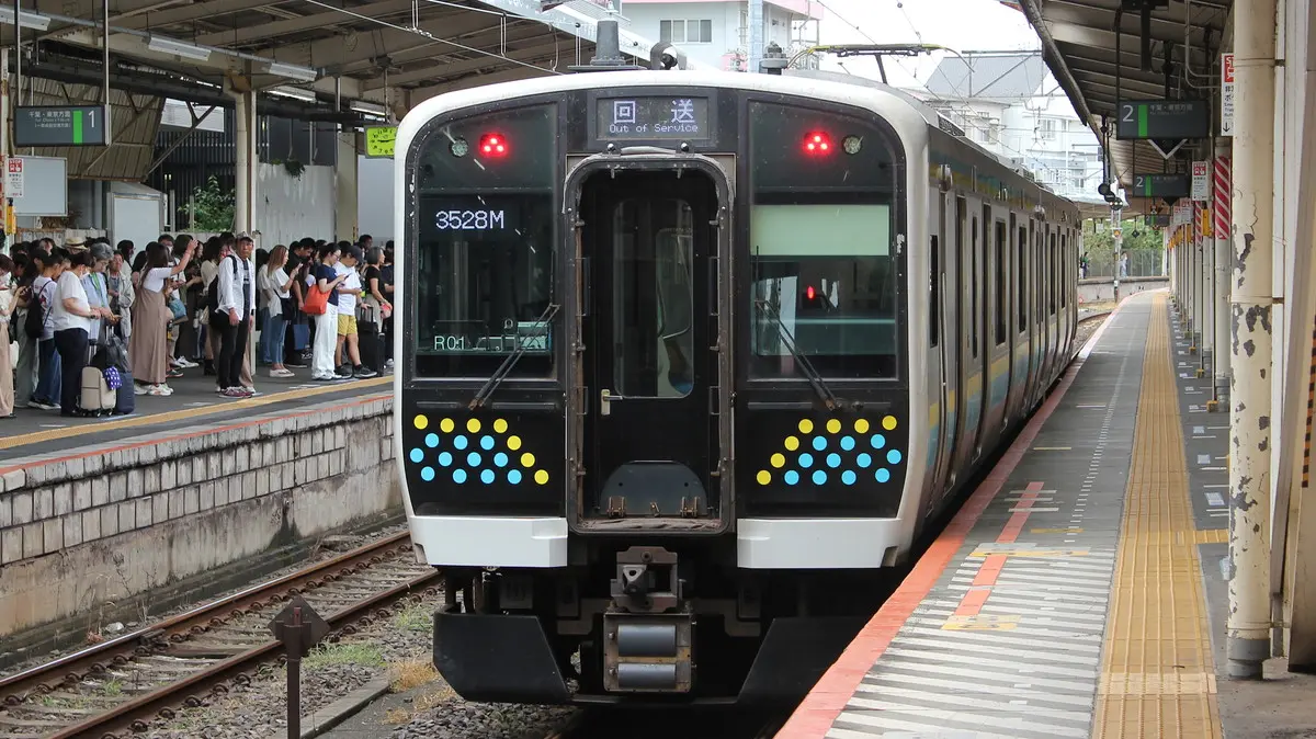 鹿島線E131系電車が成田駅に回送電車として停車中
