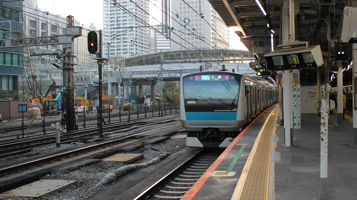 田町駅を出発した京浜東北線E233系電車