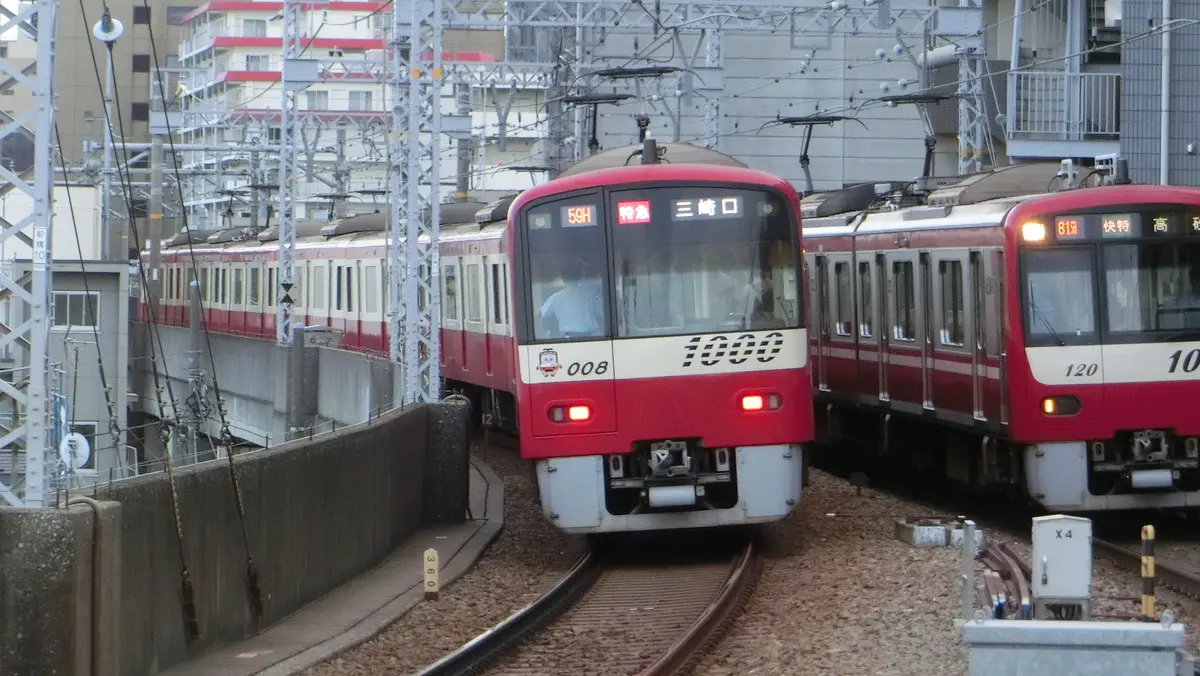 京急久里浜線に直通する京急1000形電車が鮫洲駅を出発