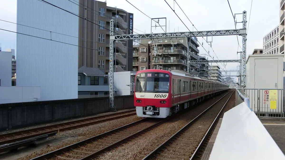 京急鶴見駅を出発した京急逗子線1000系電車