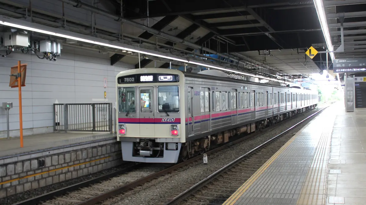 Keio Dobutsuen Line 7000 series train parked at Takahatafudo Station