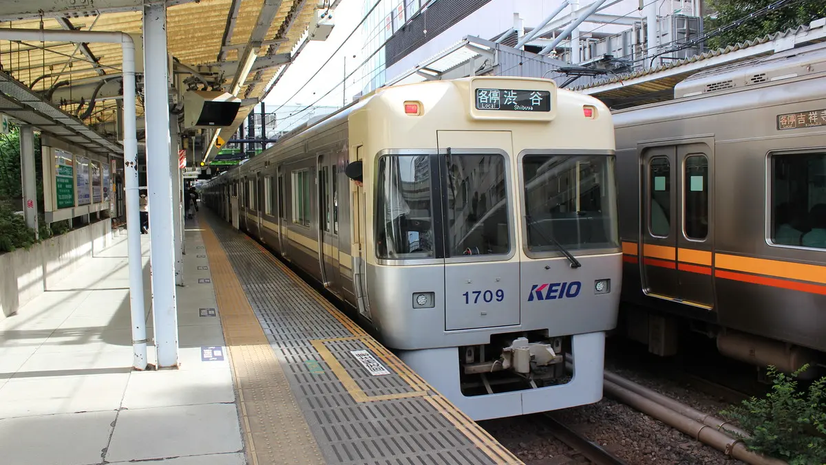 明大前駅に停車中の京王井の頭線1000系電車