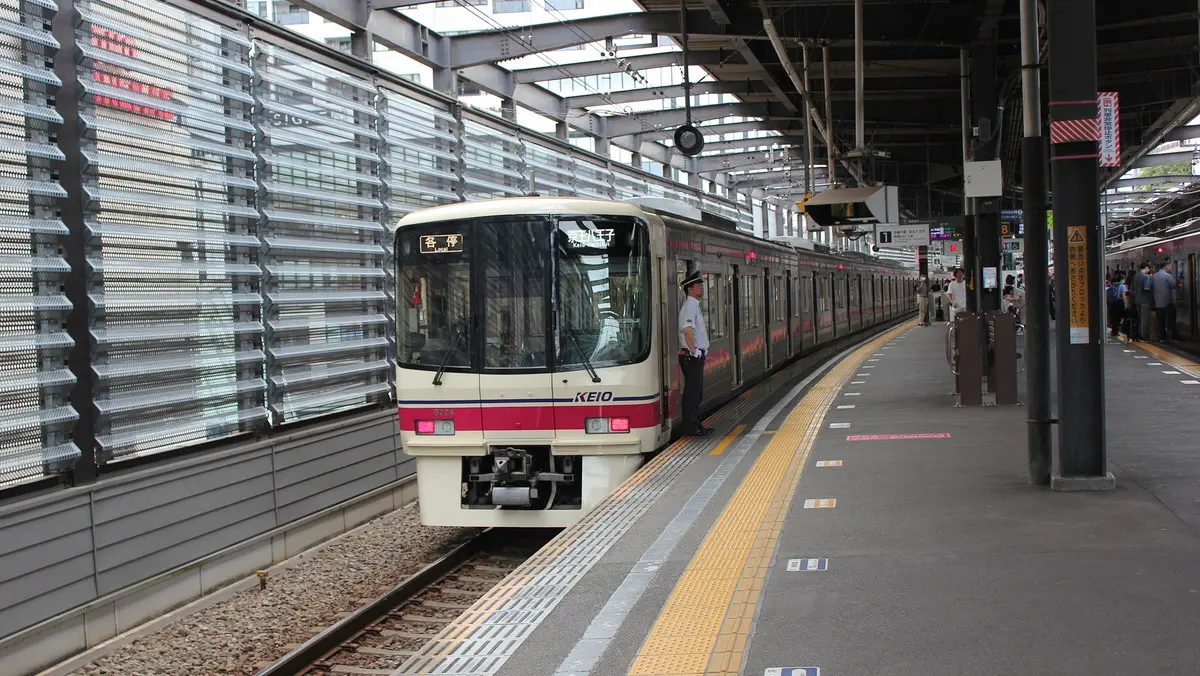 府中駅に停車中の京王線8000系電車