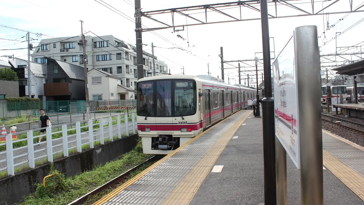 桜上水駅を出発した京王高尾線8000系電車