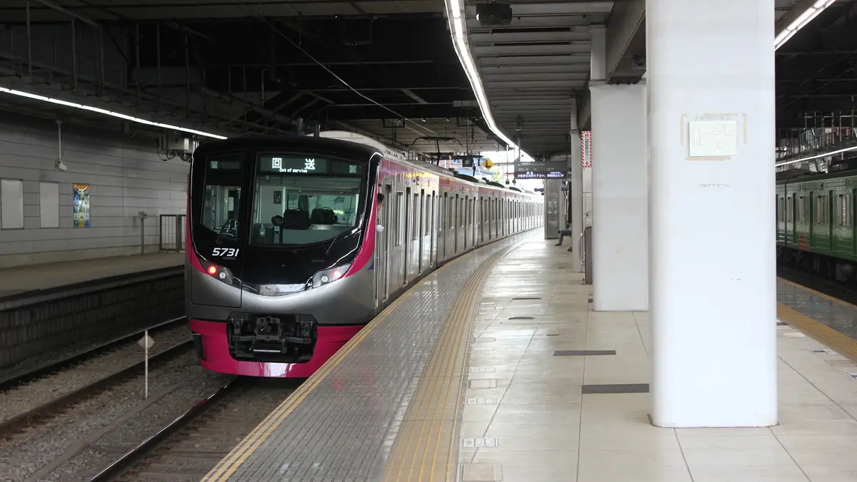 京王高尾線と同型の5000系電車が高幡不動駅を出発