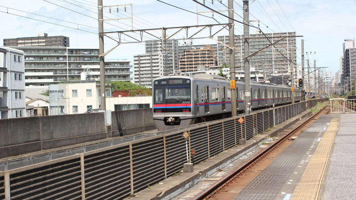 千葉中央駅へ向かう京成千原線3000形電車