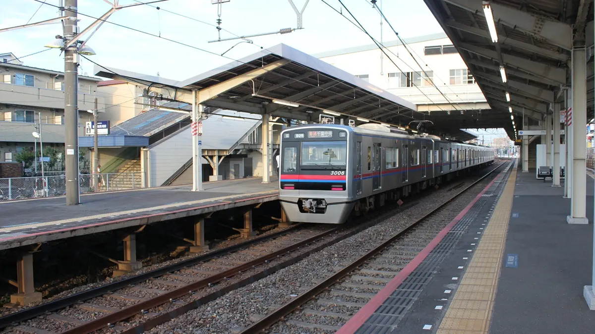A 3000 series train that runs directly to the Keisei Chiba Line stopped at Funabashi Keibajo Station