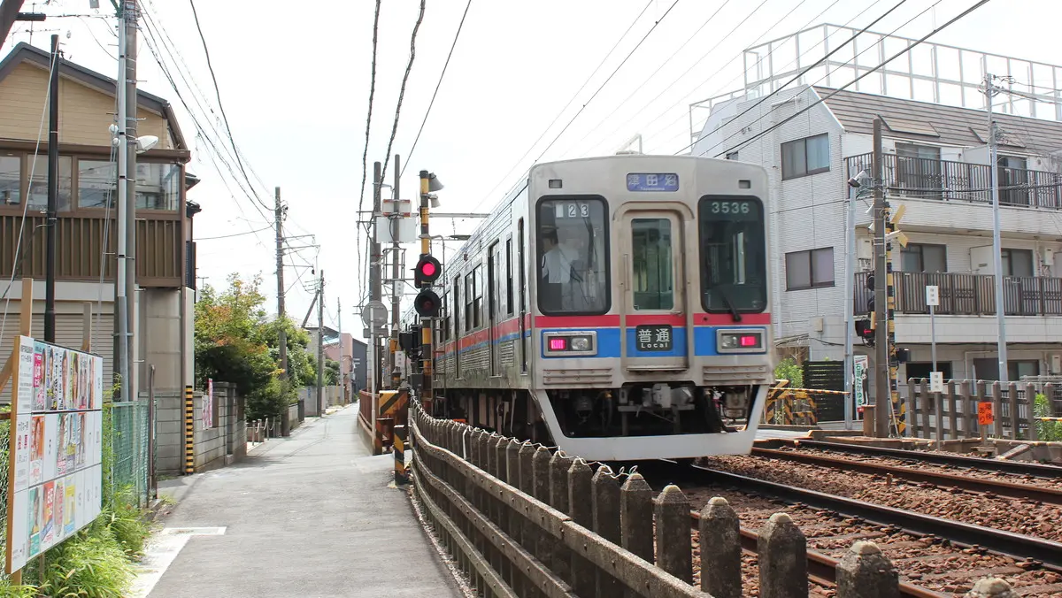 芝山鉄道線でも使われる京成3500形が鬼越駅付近を走行中