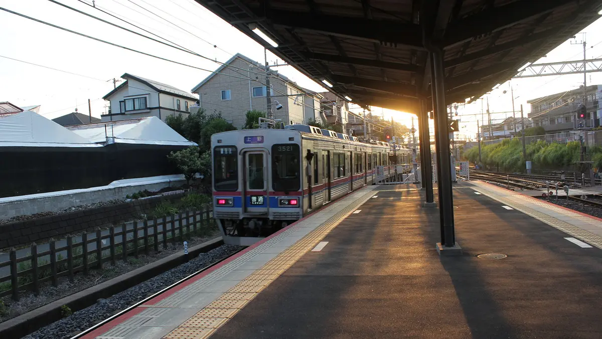 A 3500 series train, the same model as the Shibayama Railway Line, departs Higashi-Nakayama