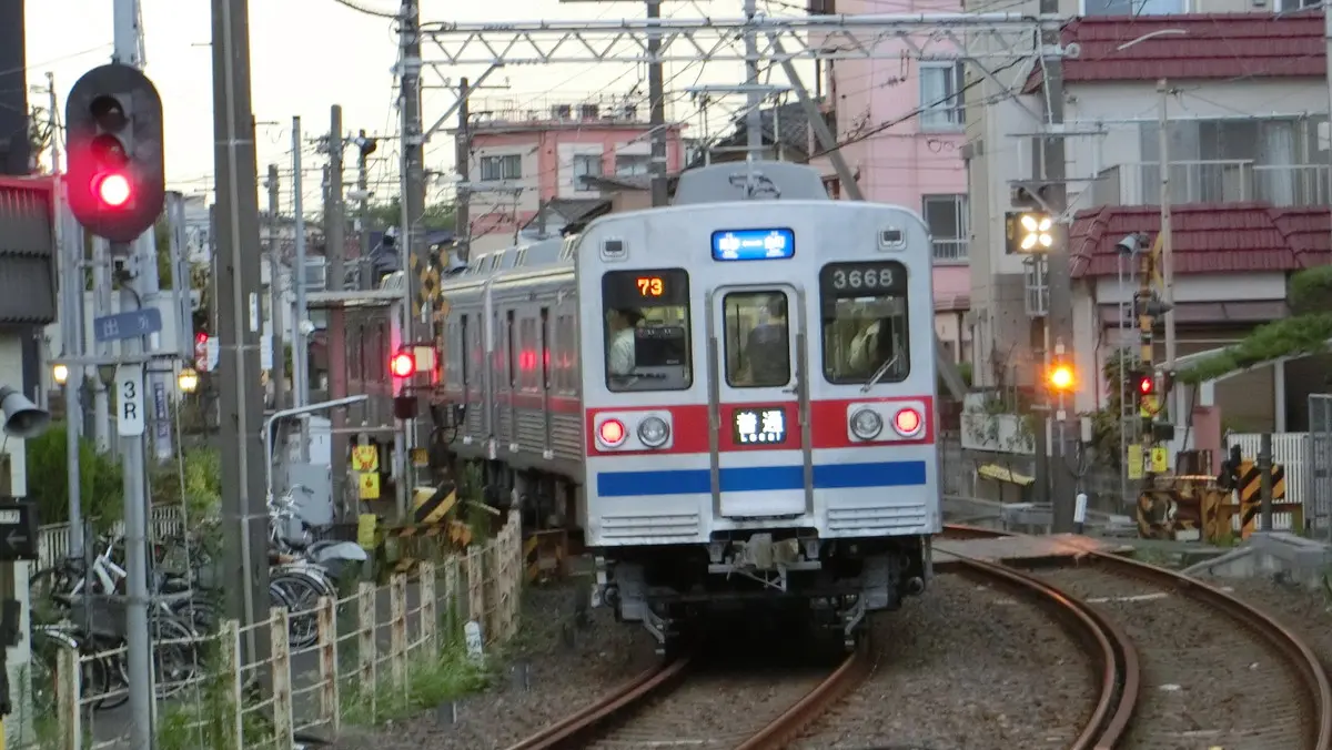 京成金町線3500形電車が夕暮れの柴又駅を出発