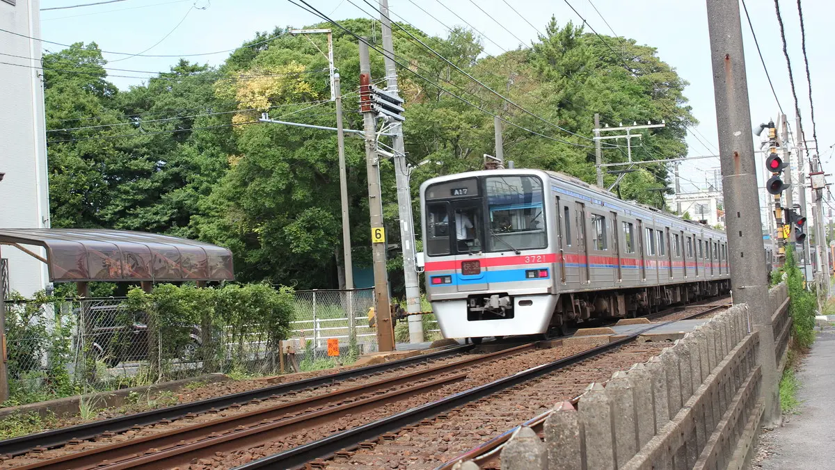 京成中山駅を出発した京成本線3700形電車