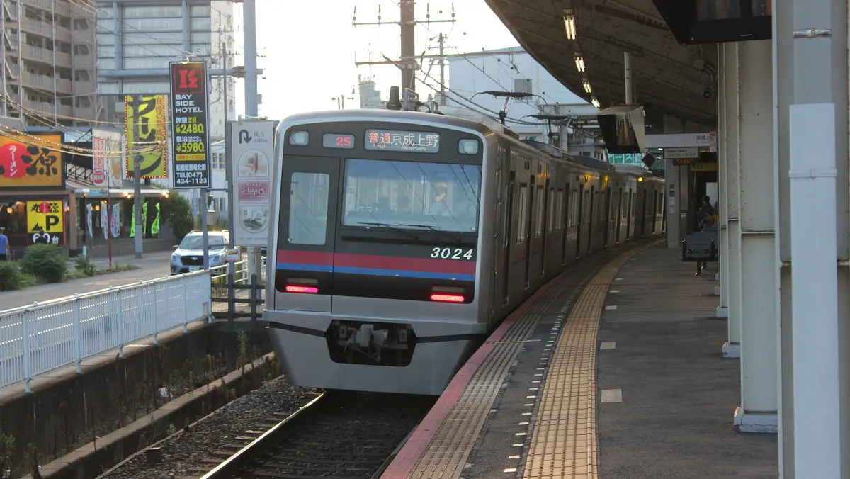 船橋競馬場駅に停車中の京成本線3000形電車