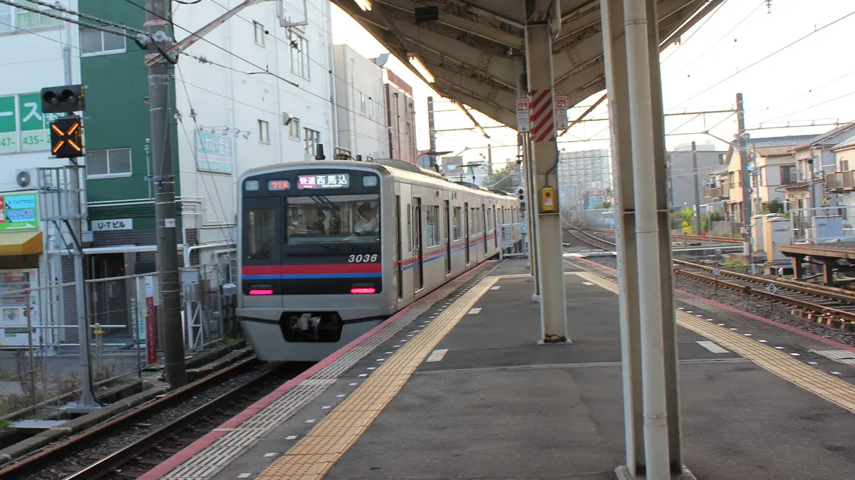 A 3000 series train departing from Funabashi Keibajo Station