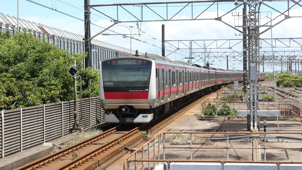 南船橋駅を出発したJR京葉線E233系5000番台