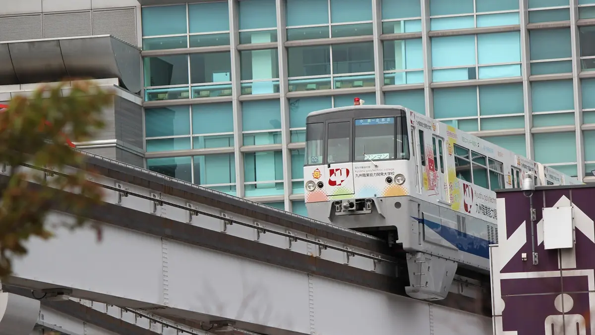 Kitakyushu Monorail 1000 series train arriving at Kokura Station