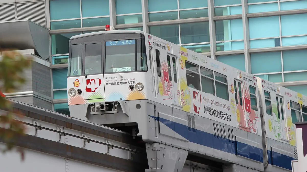小倉駅に到着する北九州モノレール1000形電車