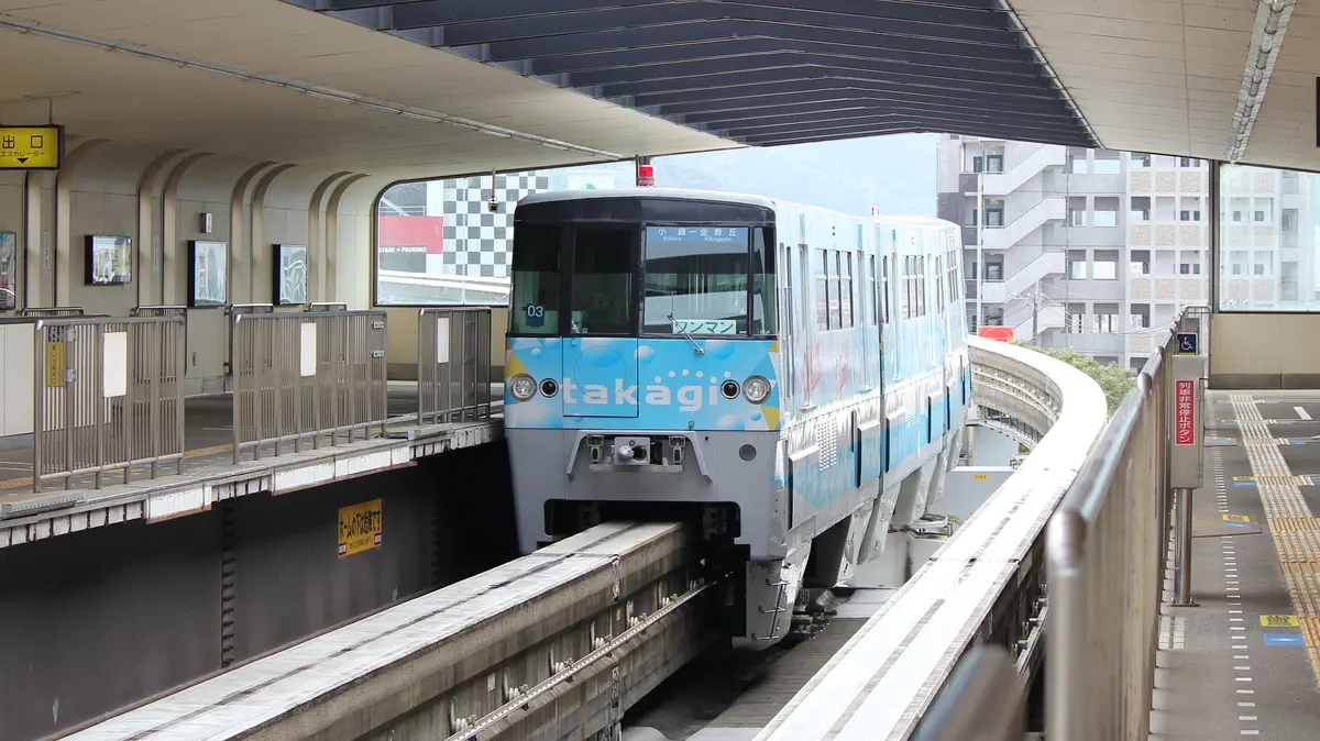 徳力嵐山口駅を出発した北九州モノレール1000形電車
