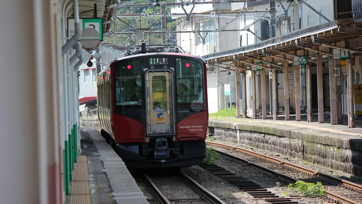 妙高高原駅で出発を待つしなの鉄道北しなの線SR1系200番台電車