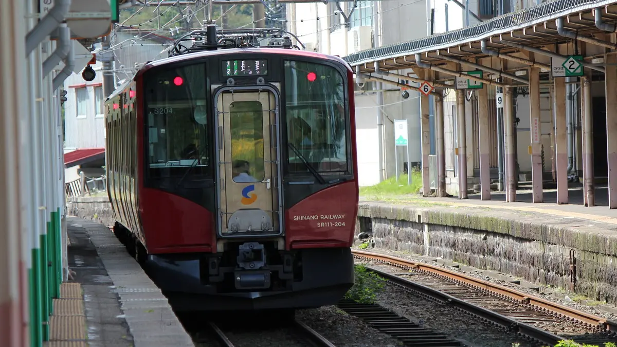 妙高高原駅で出発を待つしなの鉄道北しなの線SR1系200番台電車