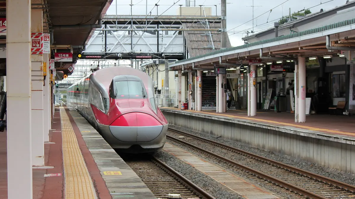 角館駅を出発した秋田新幹線こまちE6系電車