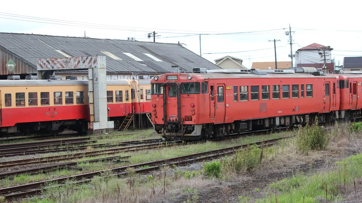 Kominato Railway Line Kiha 40 diesel railcar departing Goi Station
