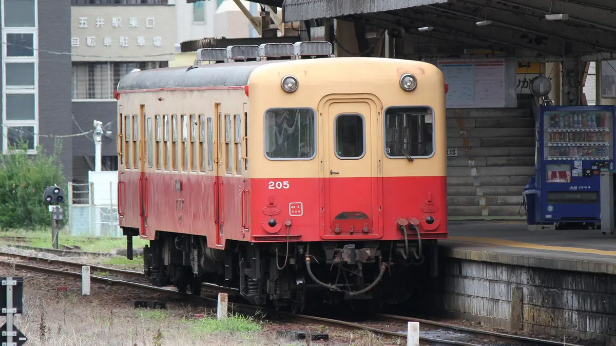 五井駅から車庫に入る小湊鉄道線キハ200形気動車