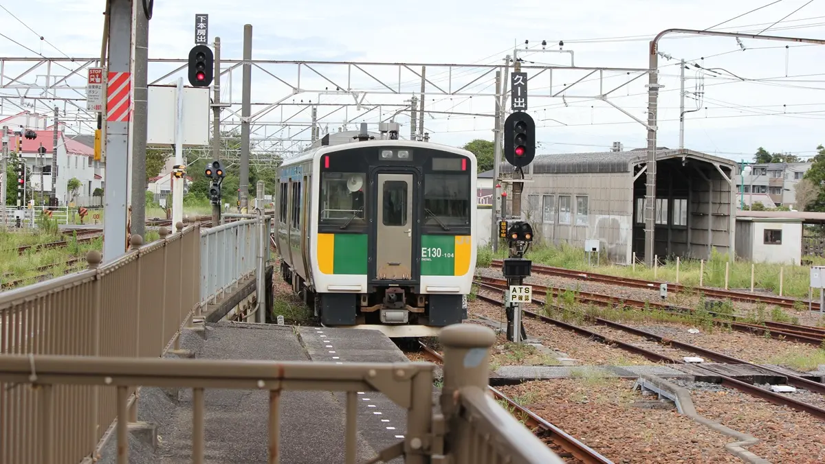 木更津駅を出発した久留里線キハE130系100番台気動車