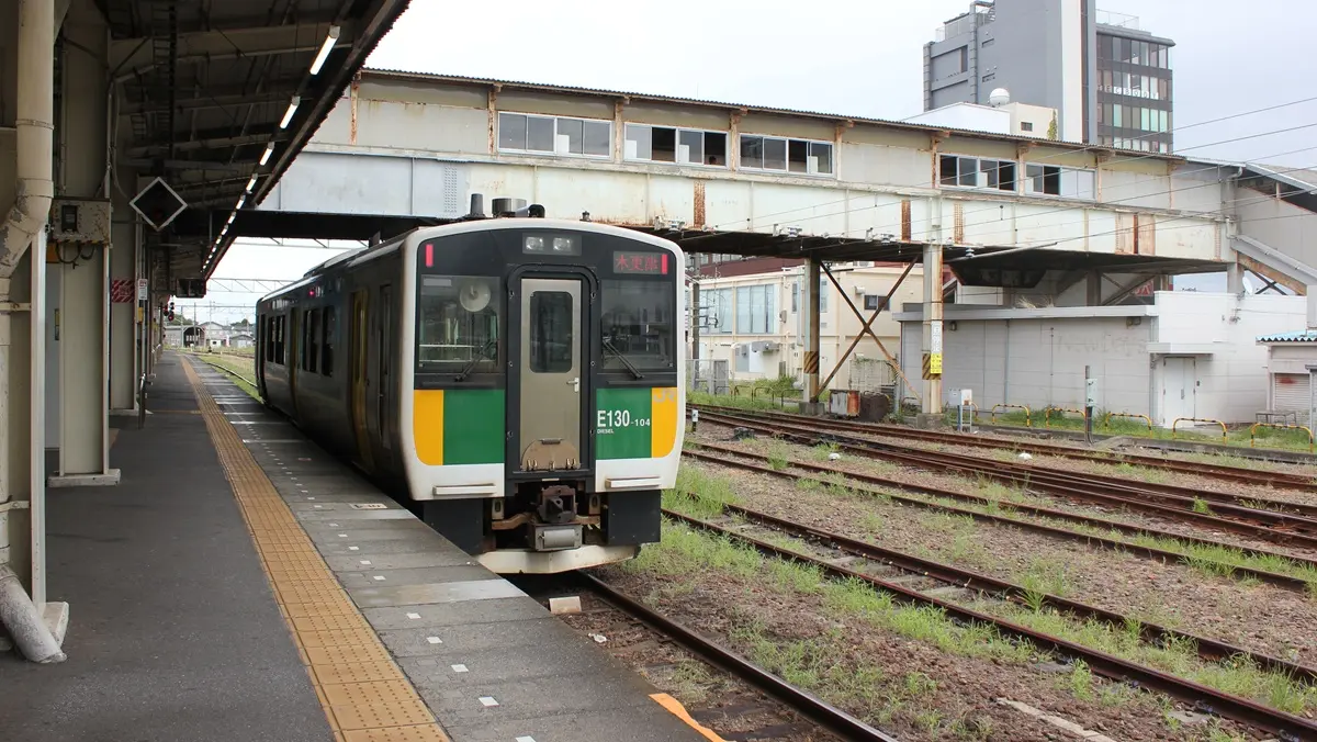 木更津駅に停車中の久留里線キハE130系100番台気動車