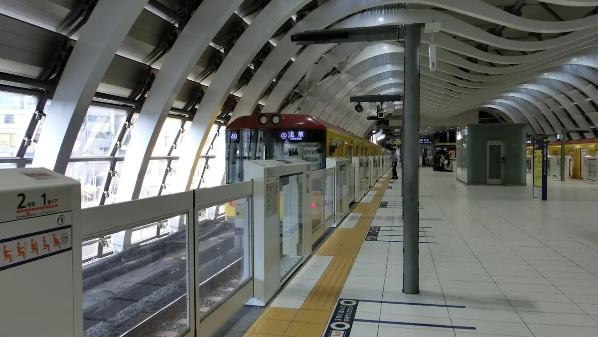 渋谷駅を出発した東京メトロ銀座線1000系電車