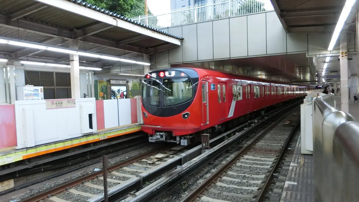 Tokyo Metro Marunouchi Line 2000 series train heading from Korakuen Station to Ogikubo